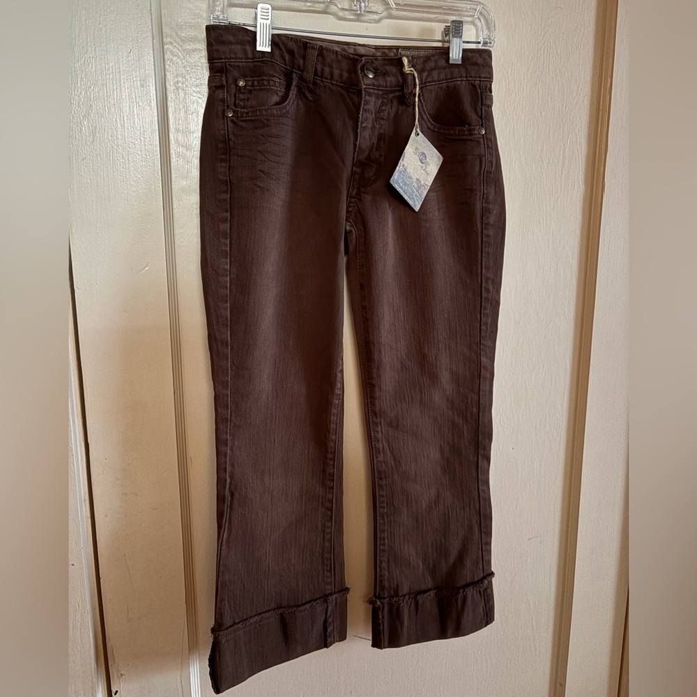 Jelessy: Elegant Brown Cropped Jeans for Women